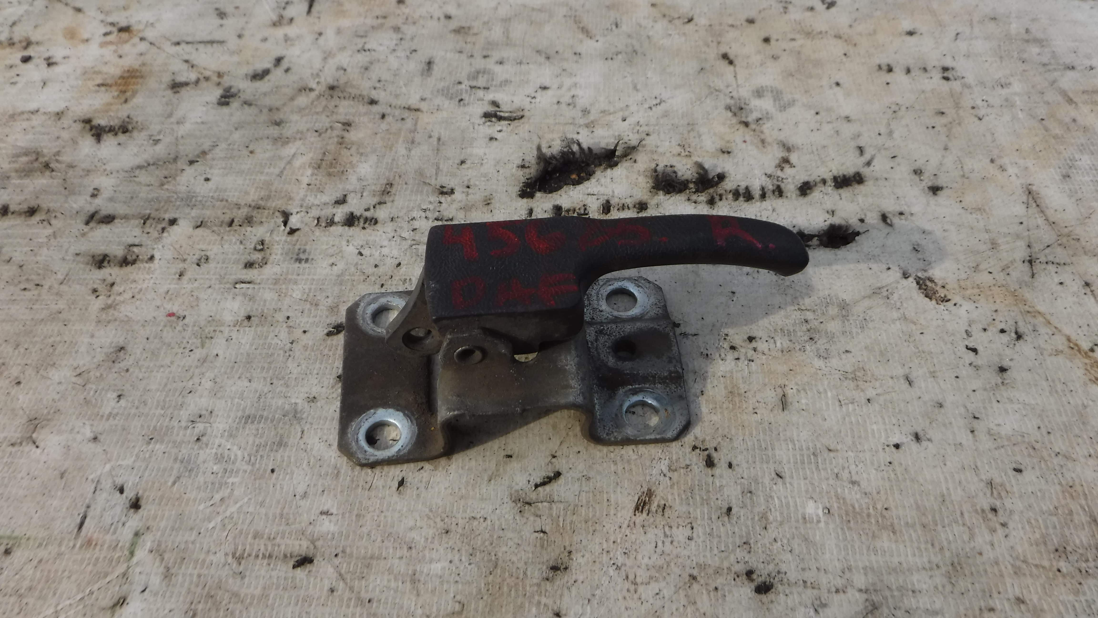 Ручка двери правая 171837226 Даф DAF 95 ATI 1995